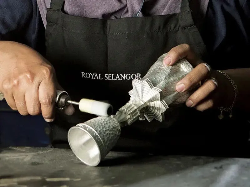 Håndverkskunsten bak Royal Selangor — 9 teknikker fra smelte til ferdig objekt